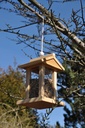 Vogelfutterhaus-Vogelfutterstation-Futterspender-Futterhaus-Spender-aus-Holz-Vogelfutterhaus--Vogelfutterstation--Futterspender--Futterhaus--Spender--Vogel--Wildvogel--Futter--Koerner--Hol.JPG