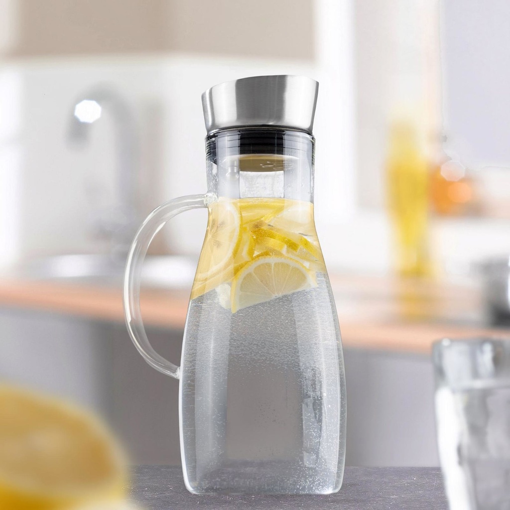 [18112] Wasserkaraffe mit Henkel 1,2 l mit Ausgießer, spülmaschinengeeignet