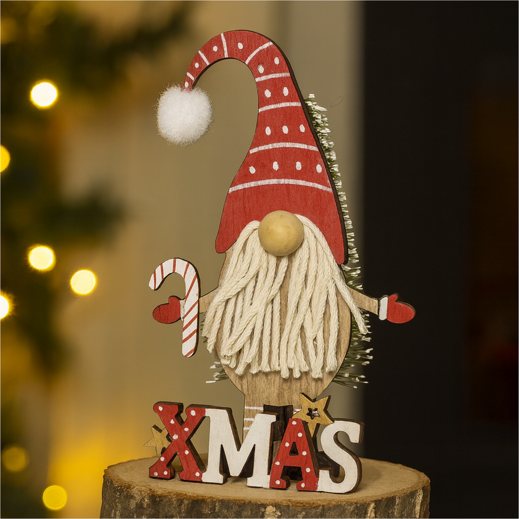 [18315] Weihnachtswichtel Holzfigur auf Baumscheibe mit XMAS Schriftzug